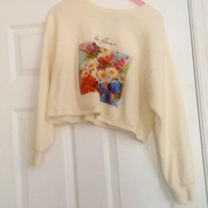 Short sweater with long sleeves. Comfortable and loose to wear.